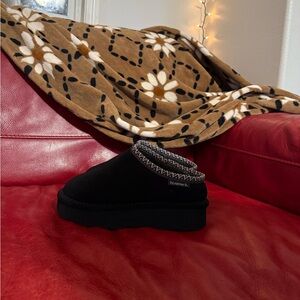 BearPaw Black and Gray Women's Shoes